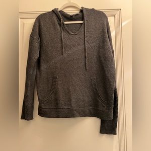 BDG GRET SWEATER WITH HOOD. GREAD CONDITION. SMALL PETITE